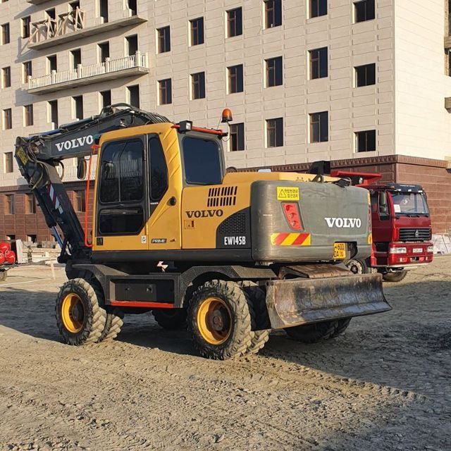 Экскаватор хизмати