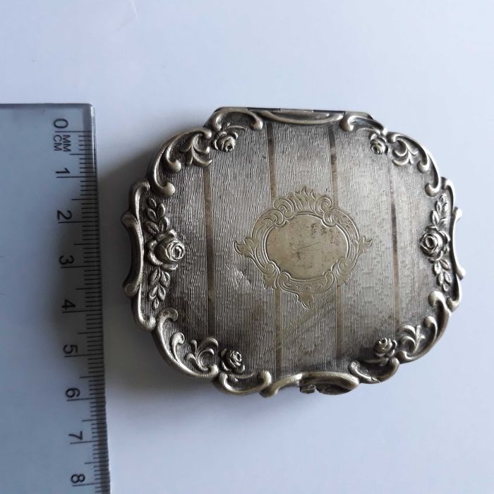 Pudrieră argintată