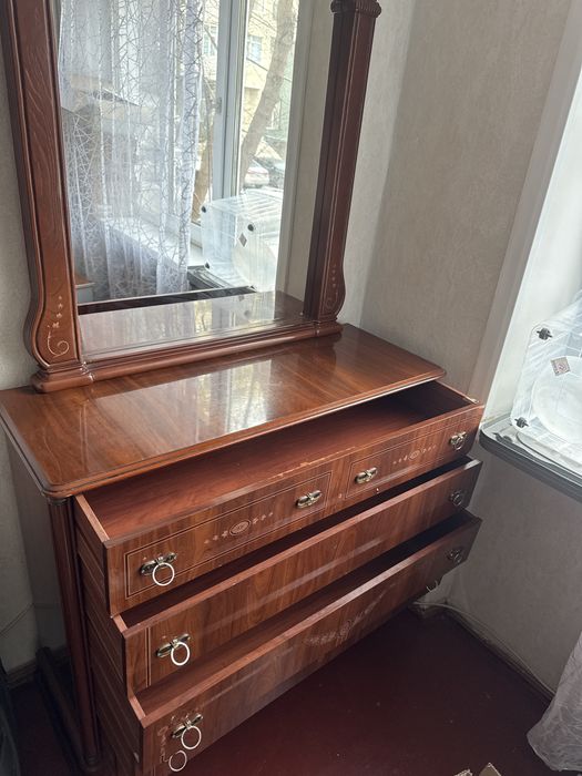 Продам комод с зеркалом