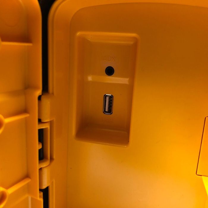 DeWALT Радио DCR020 10,8/18V  AUX / USB