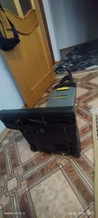 Продается щёточный пылесос KARCHER.