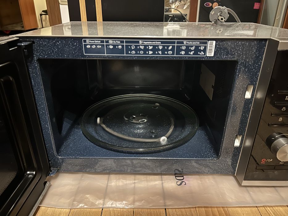 Микровълнова Samsung MS23F301TAS Като Нова