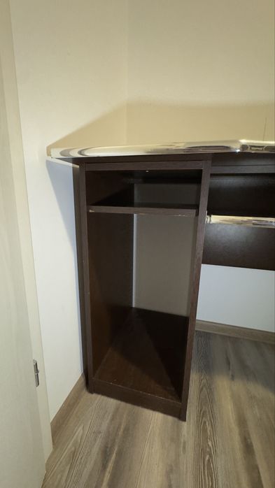 Birou mare cu spatiu depozitare