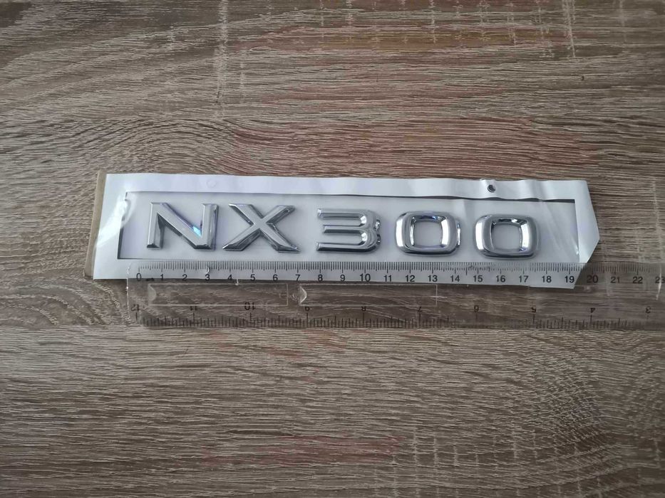 сребрист надпис Lexus NX 300