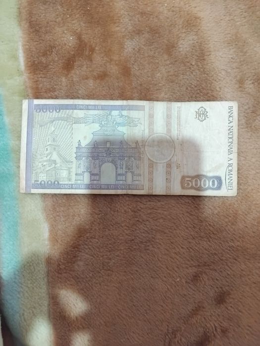 Vând bacnota de 100 una suta lei vehe și de 5000 cinci mii lei