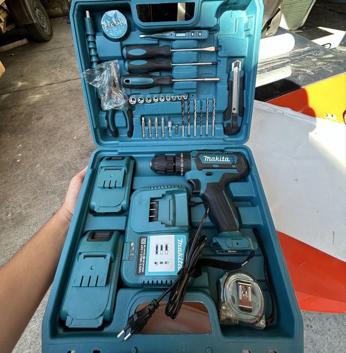 Акумулаторен винтоверт Makita с комплект инструменти