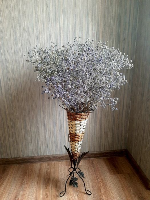 Напольная ваза с сухоцветами.