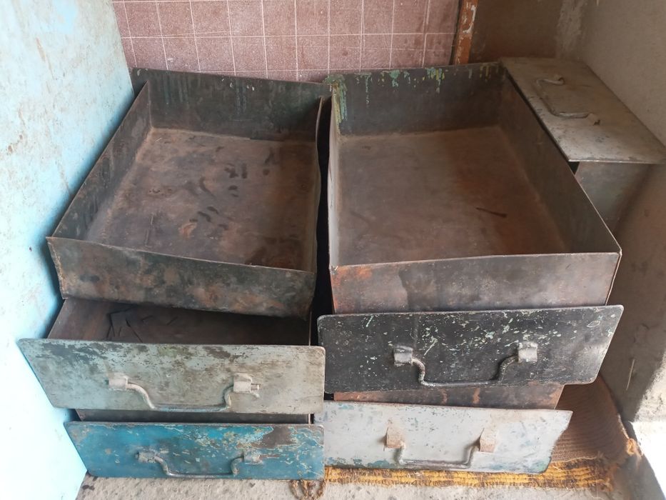 Железный стол металлический