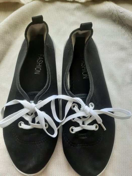 Продам белые и чёрные кеды