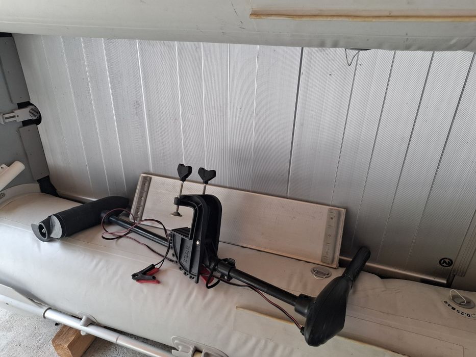 Продавам надуваема лодка с ел двигател 40lb!