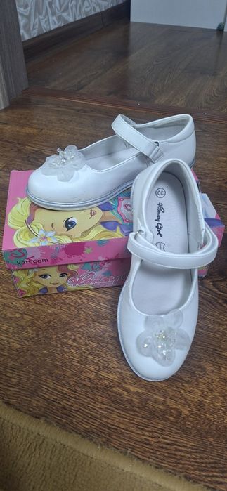 Продам нарядные туфли на девочку