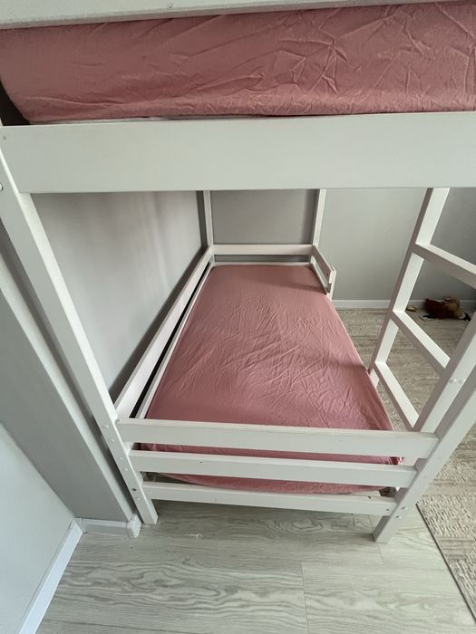 Продаётся двухъярусная кровать с матрасами