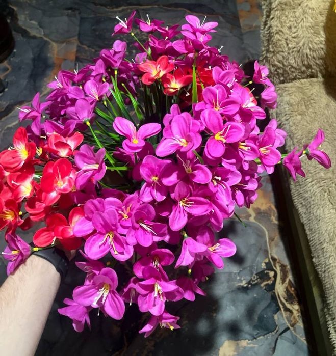 В продаже искусственные цветы