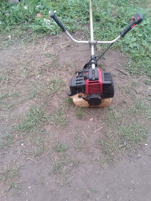 Продам триммер  бензиновый 2хтактный
