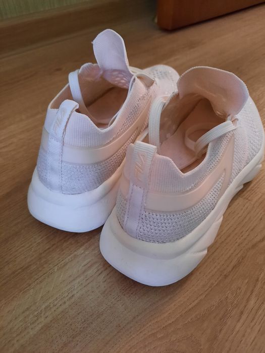 Продам кроссовки Fila