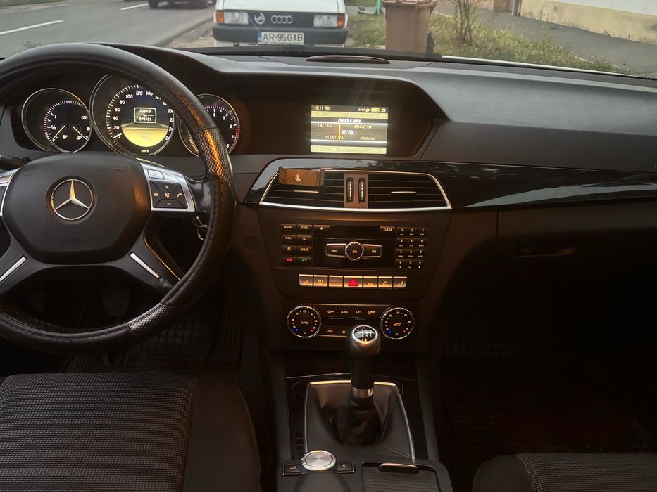 Mercedes-Benz C180 Manuala