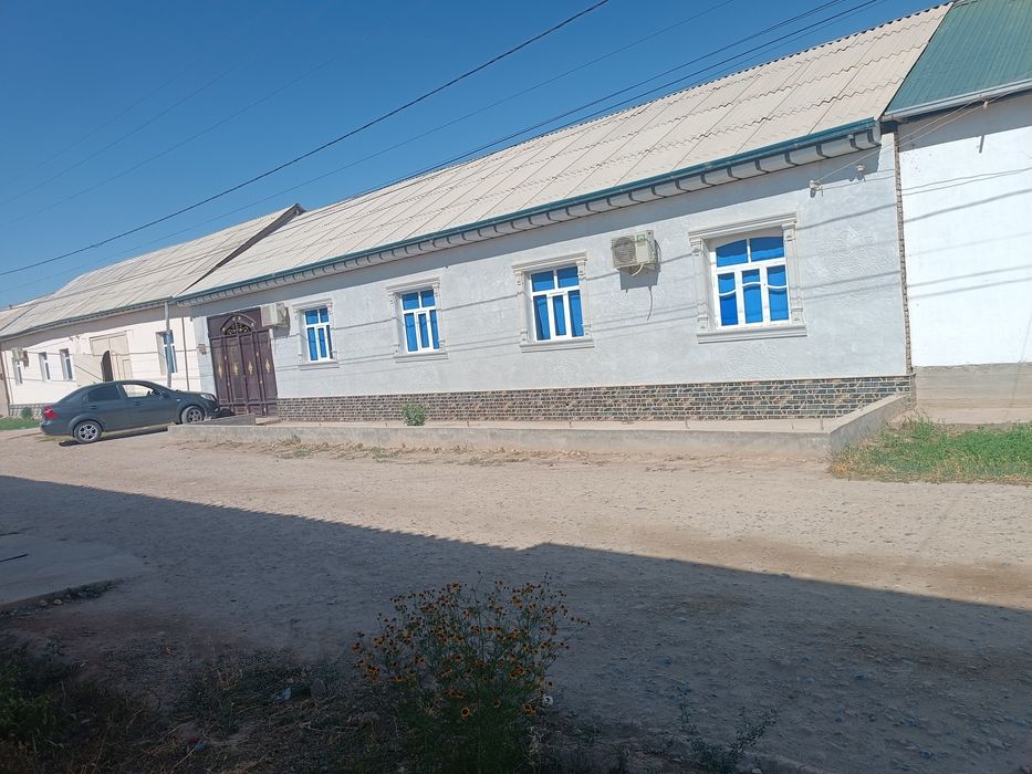 Hovli uy joy sotiladi