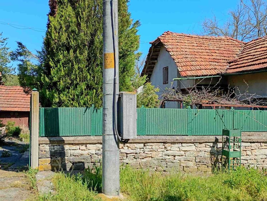 Къща с голям двор – тиха локация в екологичен регион, ток/вода, подходяща за целогодишно живеене