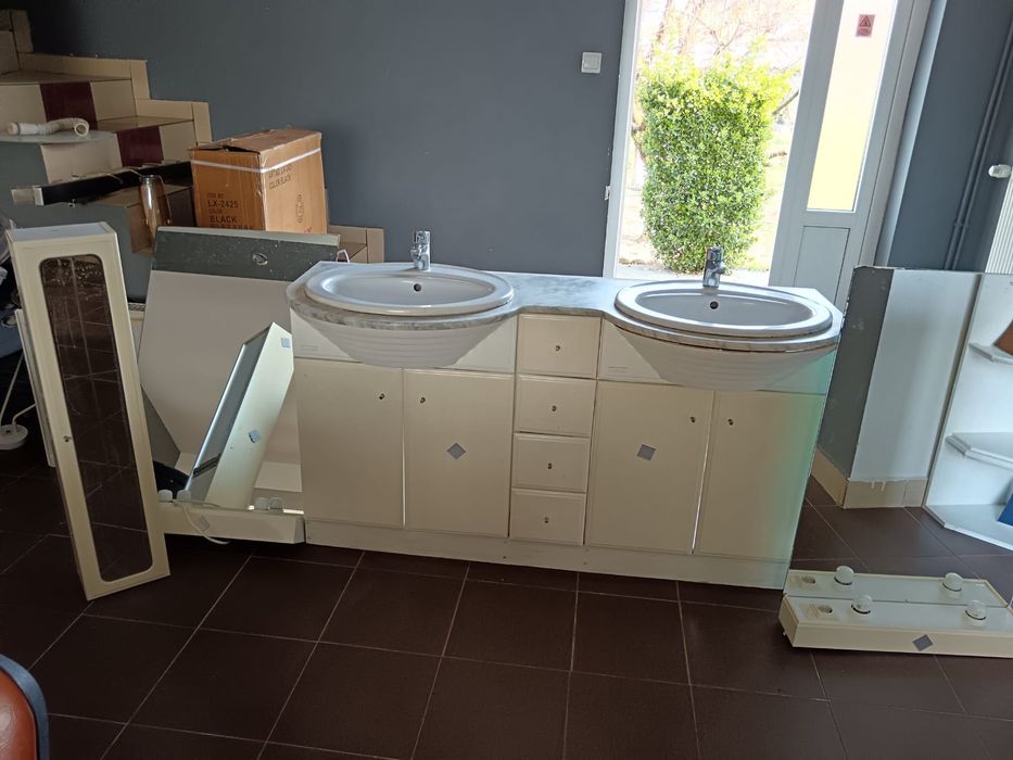 Masca cu 2 chiuvete, baterie și două oglinzi