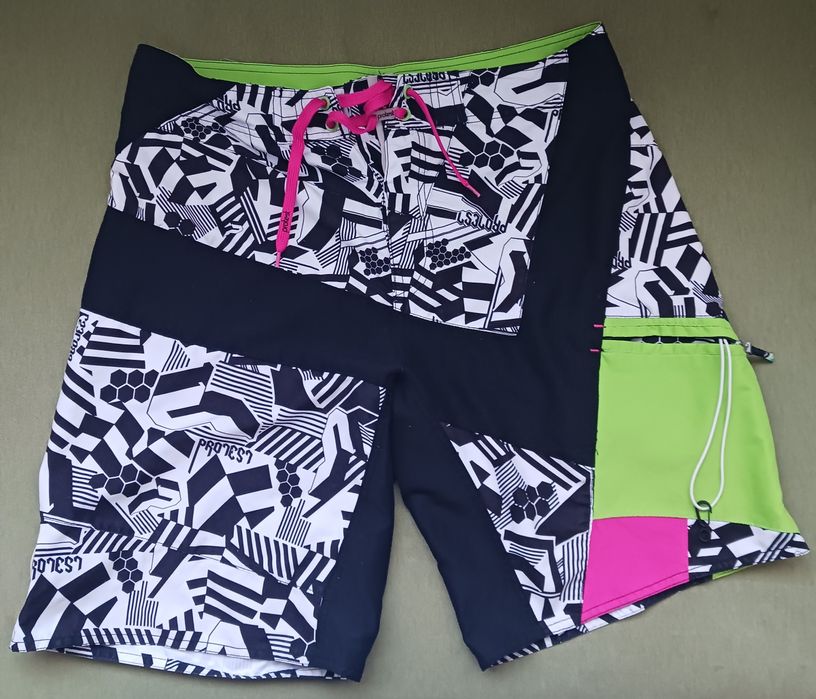 Сърф бермуди на PROTEST, номер L, 46-48 см в талията и до 58 в таза.