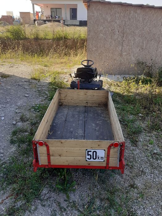 Tractoras de tuns iarba + remorca