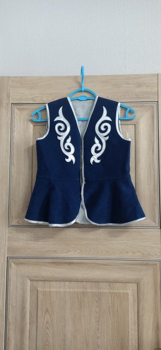 Жилет на девочку 8-10 лет.