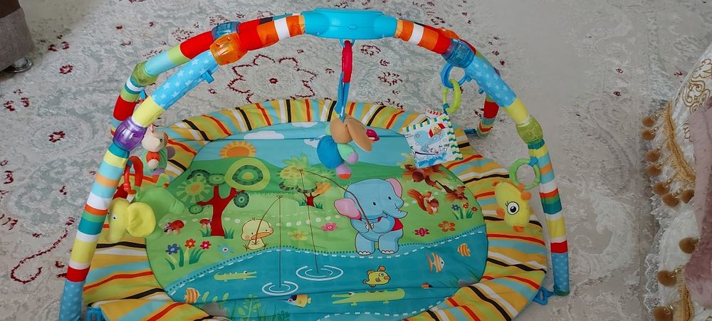 Коврик с игрушками