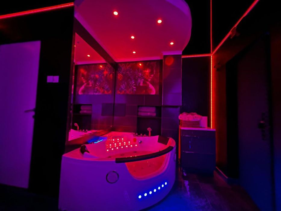 Apartament cu jacuzzi si leduri ambientale