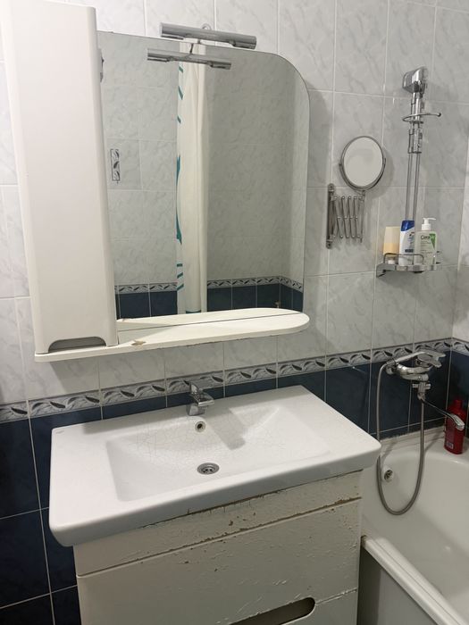 Раковина с тумбой и зеркало