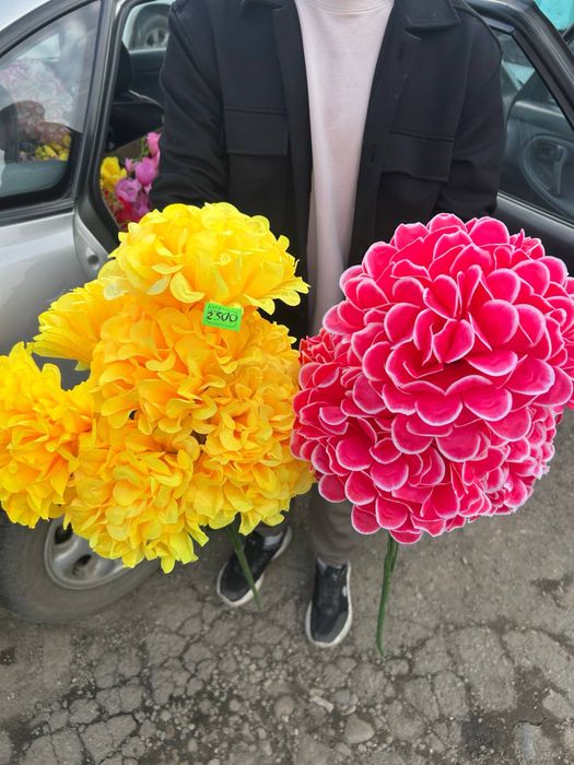 В продаже искусственные цветы