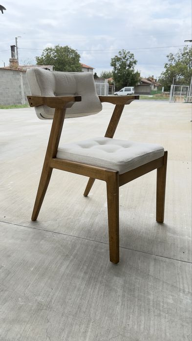 Дървени столове с тапицерия