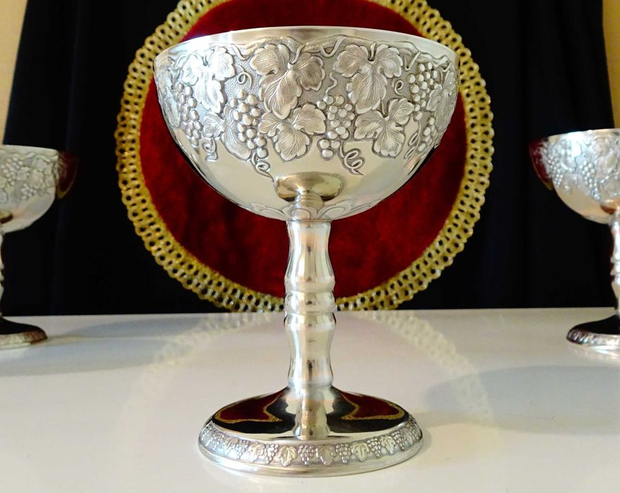 Посребрена медна чаша за вино,бокал,лози,грозде.