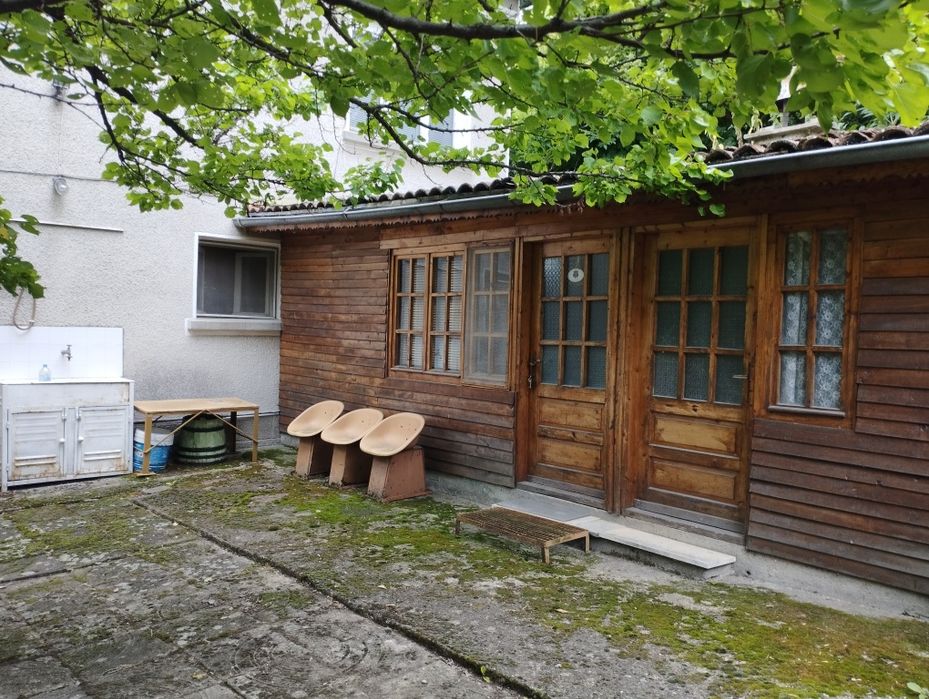 Двуетажна къща .