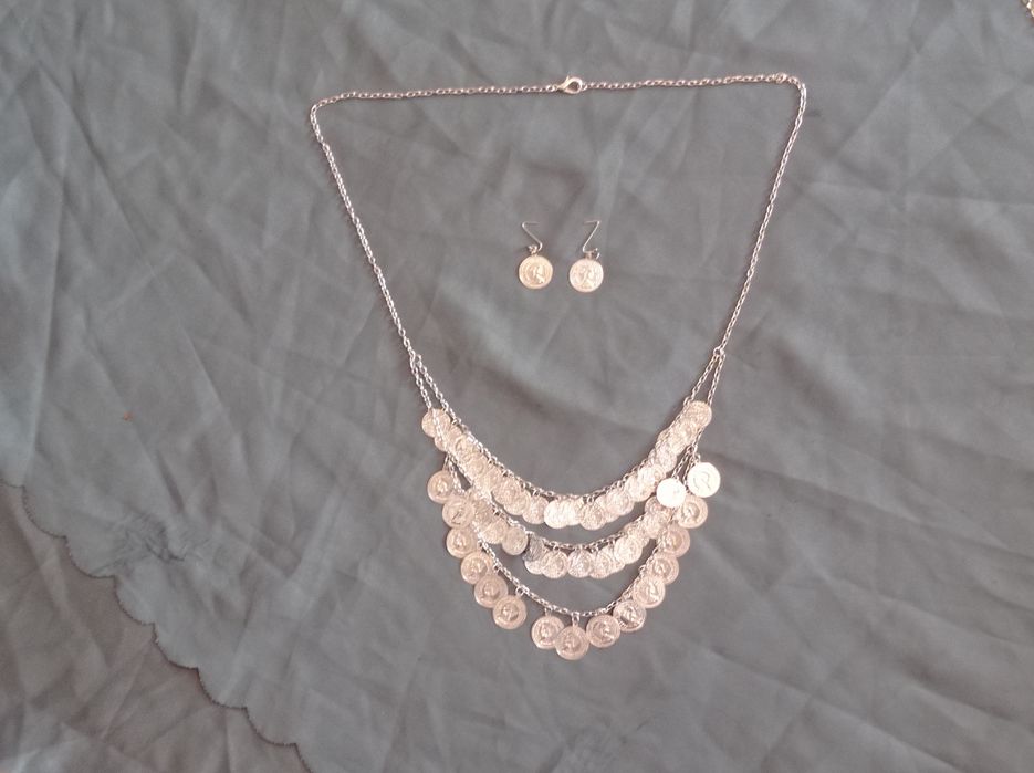 Колиета с пендари в три реда