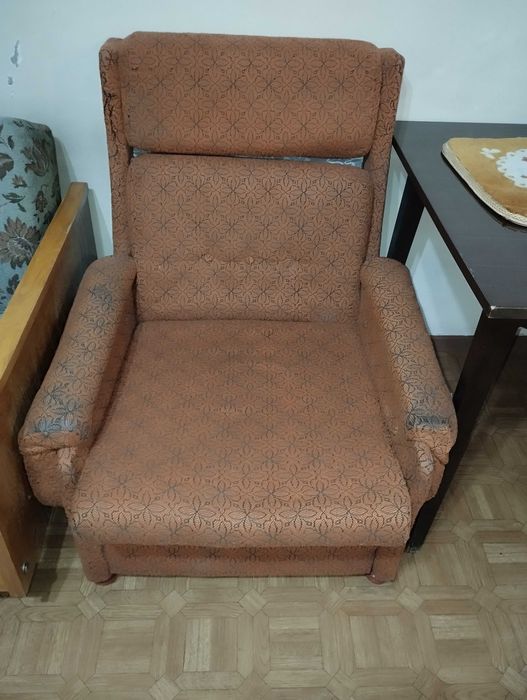 Продам кресло , в нормальном состоянии. Мягкое.