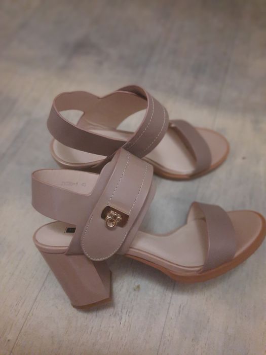 Кожаные босоножки 40 размер