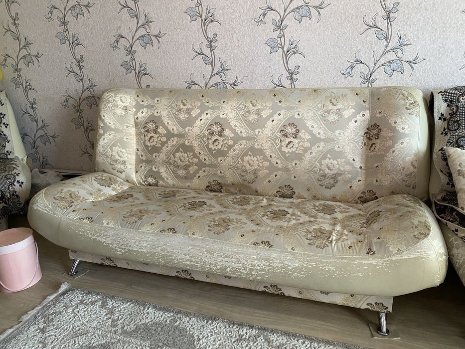 Диван белый с узорами