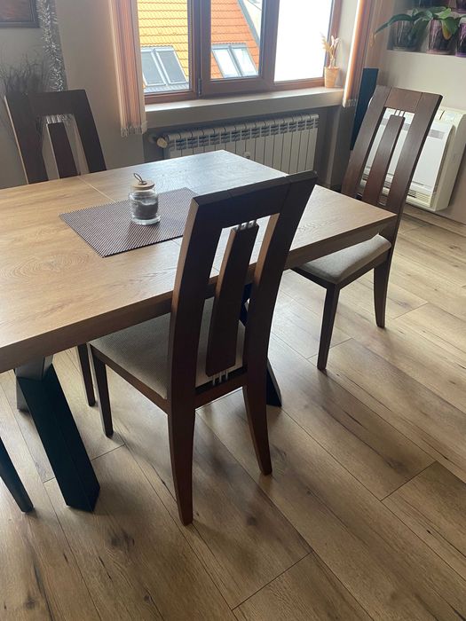 Четери броя трапезни столове