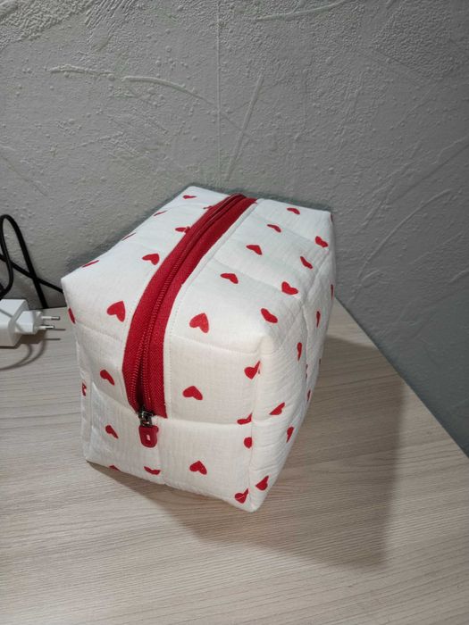 Продам косметички Диор и др.