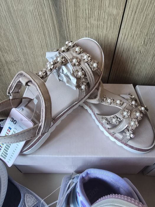 Нови боти frozen Lc Waikiki,гуменки sinsay,сандали sprandi