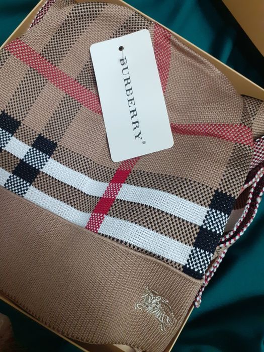 Set , caciula si fular, Burberry.