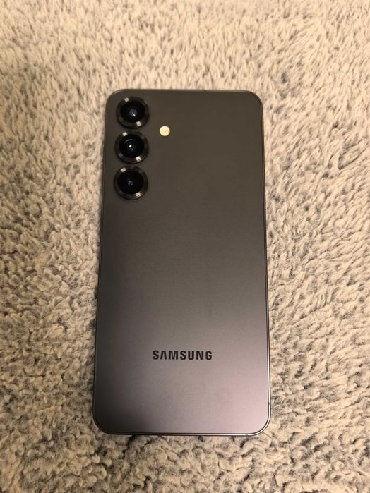 Samsung S25 256GB - НЕ различим от нов, с протектор и кайс