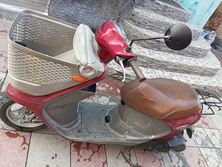 скутер Сузуки с корзиной