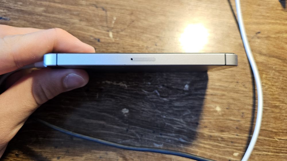 iPhone SE 2016 silver cu husa