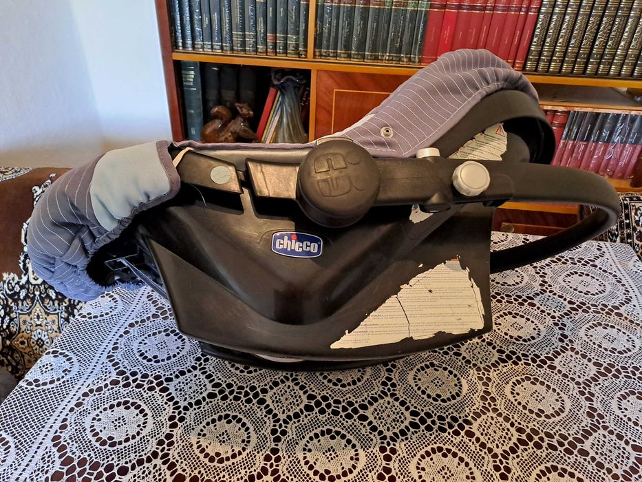 scoica auto bebe cu maner si capotina reglabila
