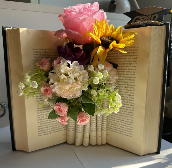 Vând decoratiune handmade din carte + flori artificiale