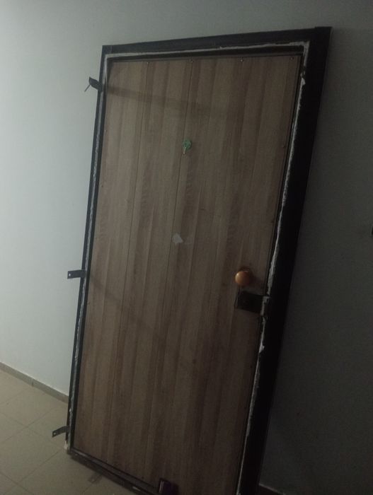 Продам наружный металлический двер.