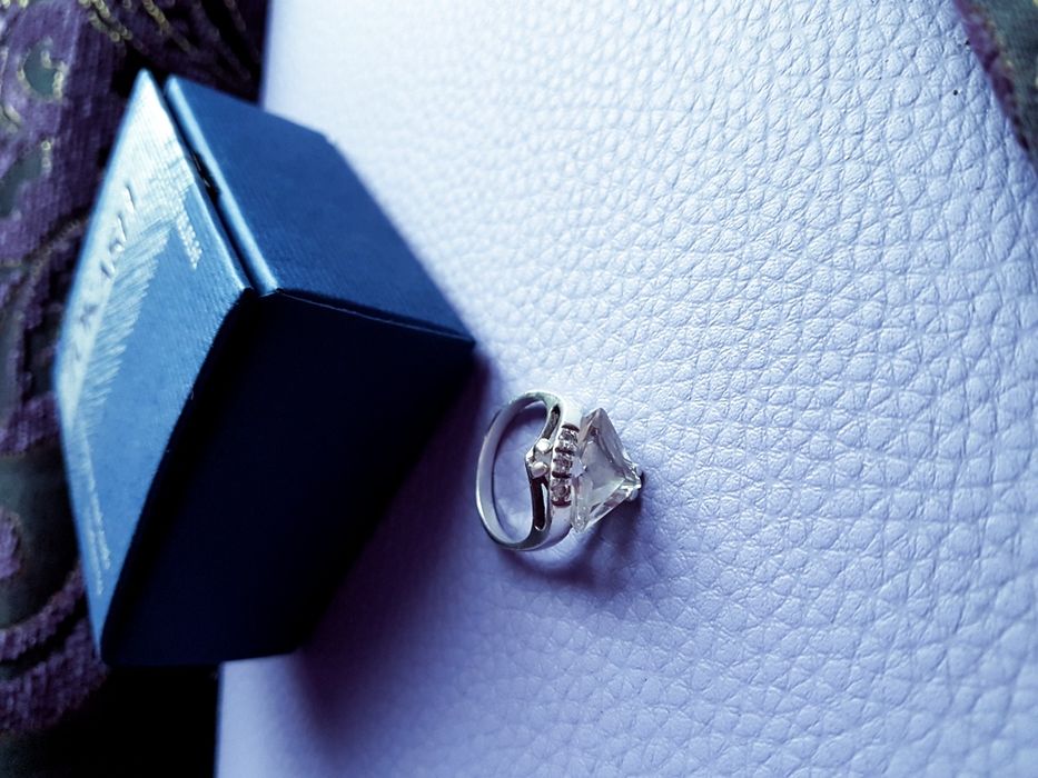 Уникален сребърен пръстен с красив камък