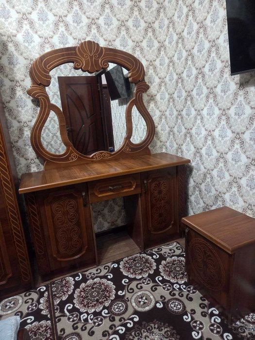 Спални мебел (гарнитур) сотилади