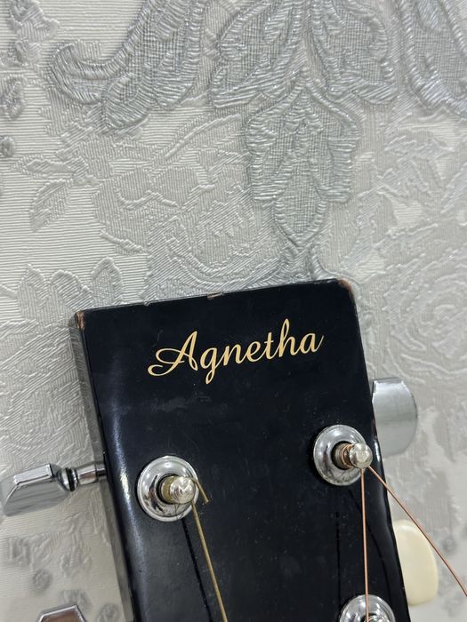Продаётся акустическая гитара Agnetha AAG-E120 в хорошем состоянии.